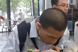 北大韦神近照曝光，弓腰低头袖口破烂引热议，网友：把姜萍嫁给他图片