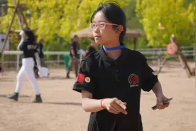 13岁小孩姐“飞刀”绝技火到国外！父母带着拜师，守护女儿的“武侠梦”图片