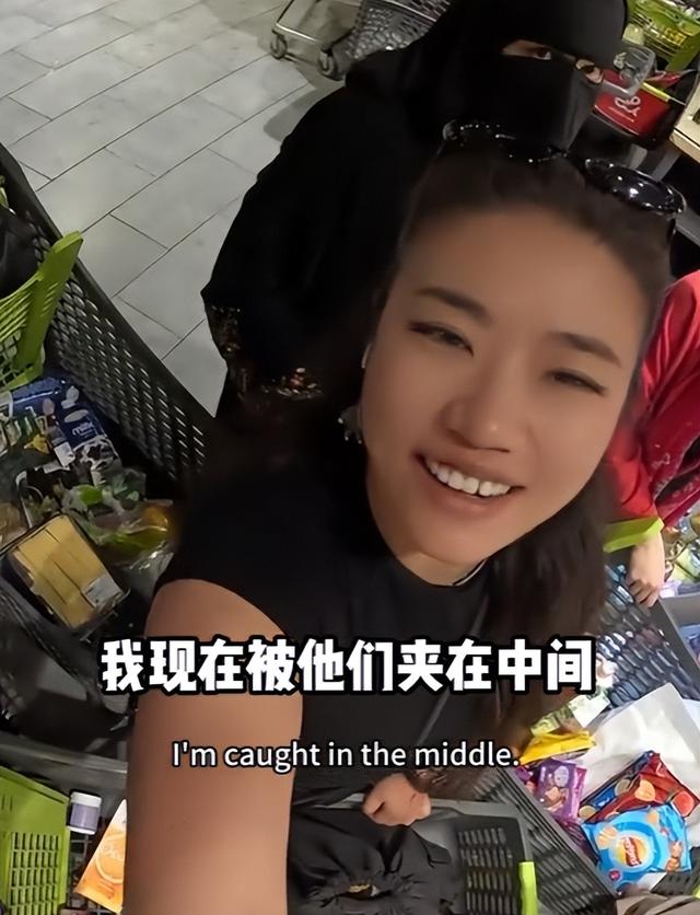 解气！俩中国女生埃及游，与当地5人互殴，完胜后获围观者竖拇指