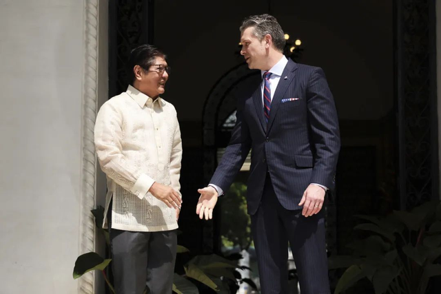 菲船仙宾礁持刀挑衅，中国海警水炮横扫，小马科斯想用血留住美国