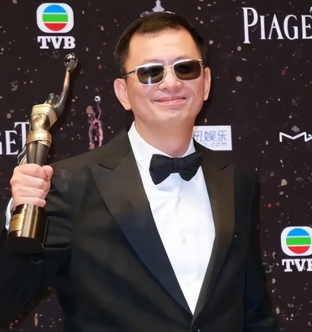 陪玩陪睡根本不够！集体开嫖、目无王法、舔手指，阴暗面藏不住了