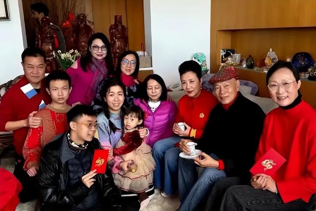 77岁还能压轴上央视春晚，无儿无女拼命赚钱，却有人给她磕头拜年