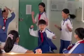 太惊艳！小学男生教室跳舞松弛感满分 网友：这几步跳到我心坎上了图片