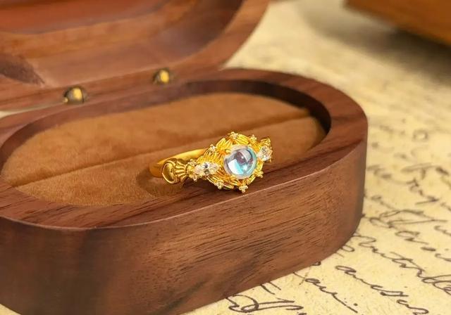 月光石：恋人之石的寓意、行情与鉴别避坑全攻略