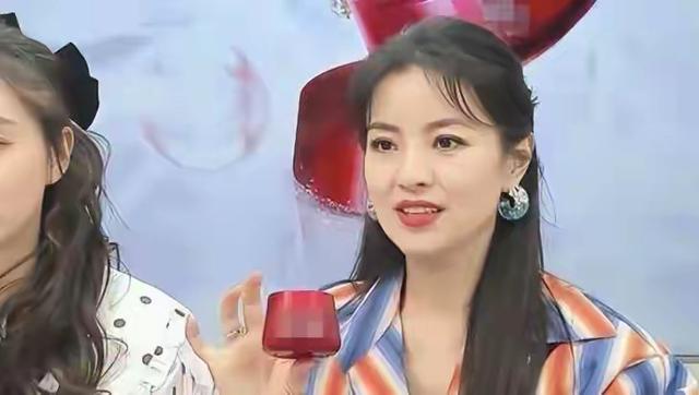 她和撒贝宁同居多年，却转身投入富豪怀抱，没想到现在竟沦落至此