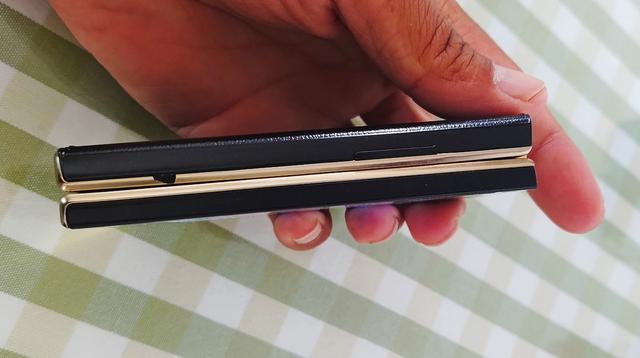 国产老型号翻盖机，内外双3.5英寸触控屏，系统神似智能机