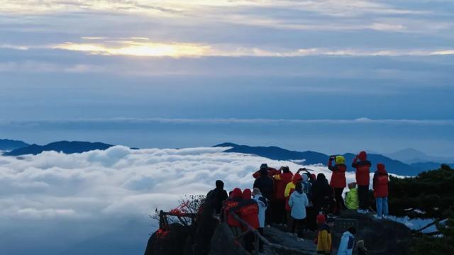 黄山秋景现场播报：云海“开挂”，秋色“沸腾”，抓紧冲
