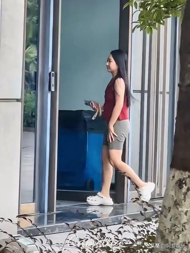 辣目洋子再度发福，穿紧身衣遭网友狂批，尴尬溢出屏幕！