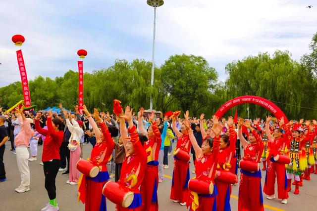 【组图】2025年“全民健身日”主题活动暨“中国体育彩票”第十五届张掖黑河湿地徒步健身活动举行