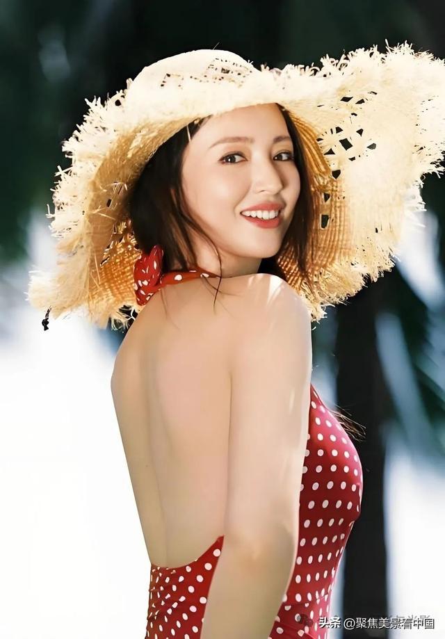 模特漂亮，摄影师构图大气，每一张都可以作屏保