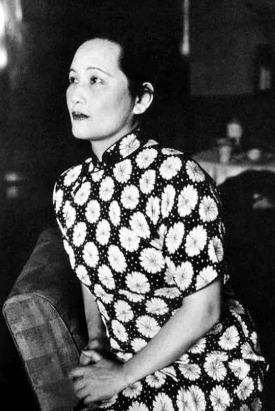 孙中山和宋庆龄的一张真实合影！真是太美了，颜值碾压影视演员！
