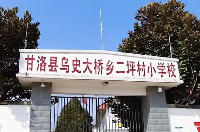男子爬2800米悬崖村支教,1年后将妻子哄上山,谁料妻却不愿离开