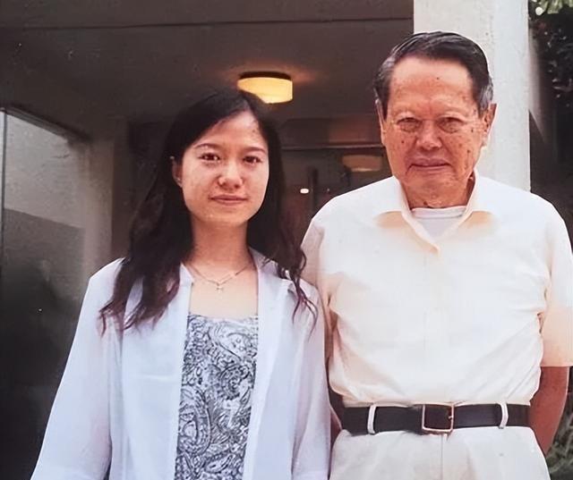 翁帆也没想到，丈夫杨振宁去世后，竟因生前一个举动再次口碑暴涨