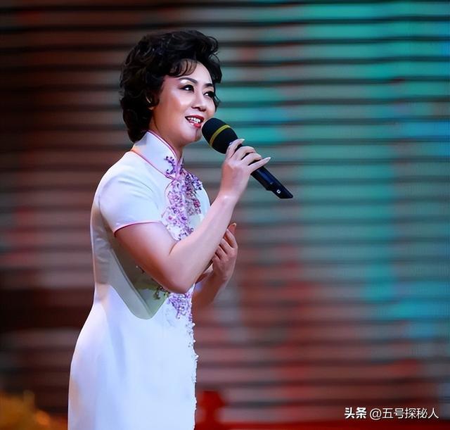 至今未婚未育，身边却有男人陪了近27年!59岁的李胜素才是真清醒