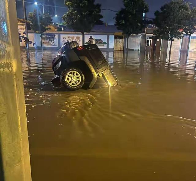 暴雨中小伙救人，手机丢了想找回，听了被救男子的话，他心寒走了