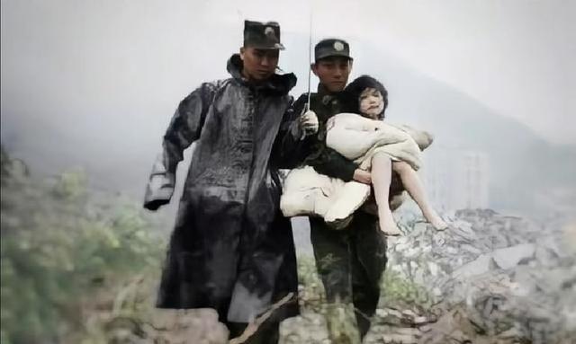当年地震被救的小女孩，嫁给了年长12岁的兵哥哥，恶心一幕发生了