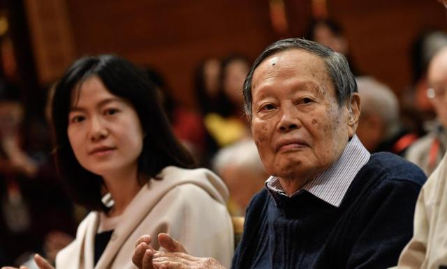 演都不演了！杨振宁去世仅4天，恶心的一幕出现，结局大快人心