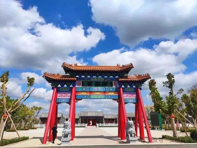 周末向北，去济南这个小县城里摘桃、吃鸡、泡温泉，恣儿得很！