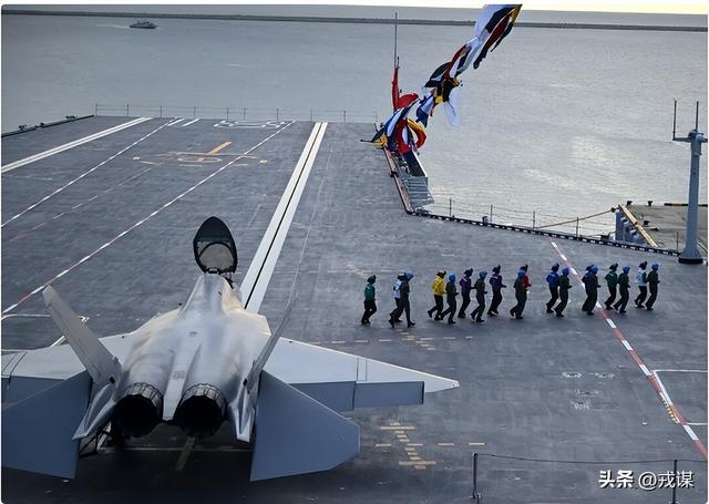 美媒：福建舰战力为尼米兹60%！福建舰笑了：电磁弹射早超越美国