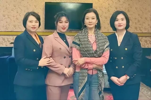 宋祖英：连登24届春晚，39岁高龄生子后“消失”，57岁身材似少女