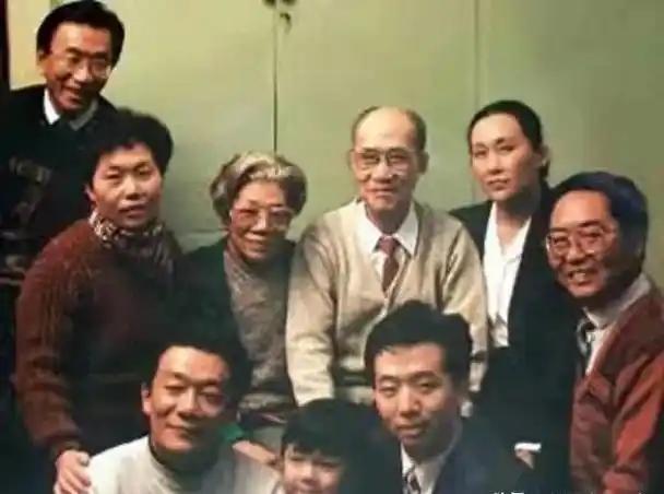 79岁侯耀华晚年凄凉！独居北京无保姆照料，家里脏乱差环境寒酸