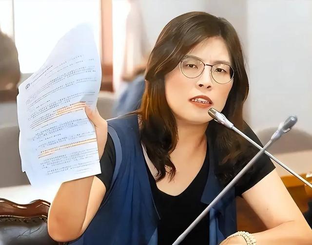 第四次大辩论落幕，张亚中不负众望获得认可，郑丽文表现一言难尽