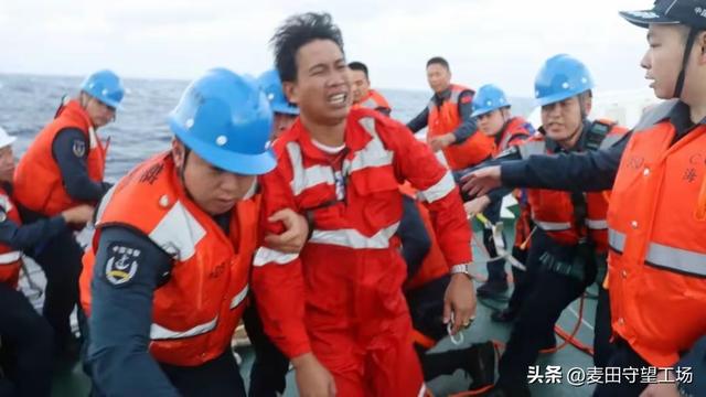 中国海警刚救起菲船员，不到24小时	，菲律宾就宣布在黄岩岛大演习