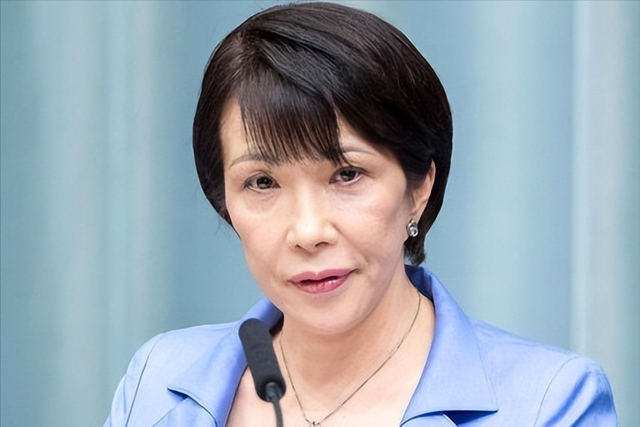 王毅与绍伊古会面 两人微笑握手