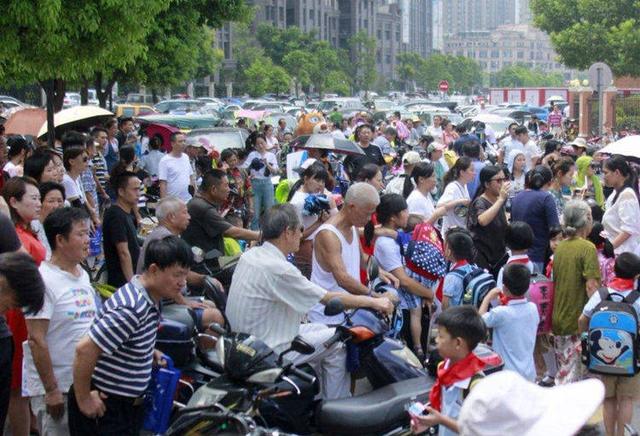 人民日报都看不下去了，亲自下场评论：下班接娃，咋就这么难？