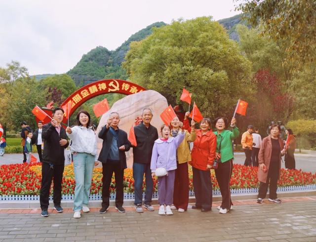 假期第二天，打卡照金“红”动时刻！