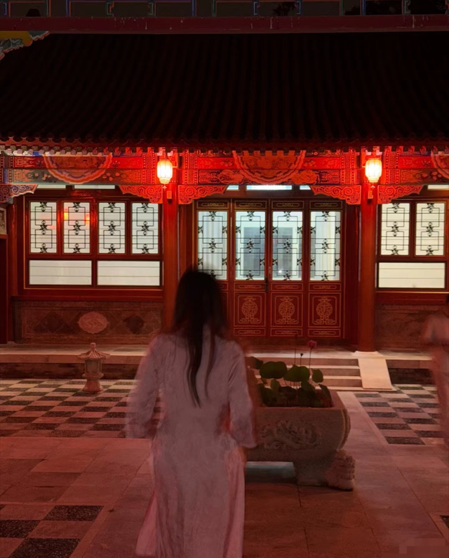 王诗龄晒自家北京小院，大半夜穿旗袍拍照，面无表情上演中式恐怖