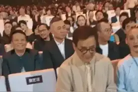 成龙亮相百花奖张颂文殷桃坐的稳如泰山将人情世故展现的淋漓尽致图片