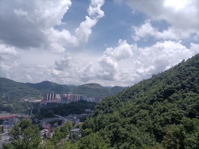 湖北巴东绿葱坡有个灯盏窝森林公园，特别适合夏纳凉冬滑雪