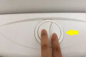 马桶水箱上一大一小按钮别乱用！多亏内行人提醒，难怪冲不干净图片