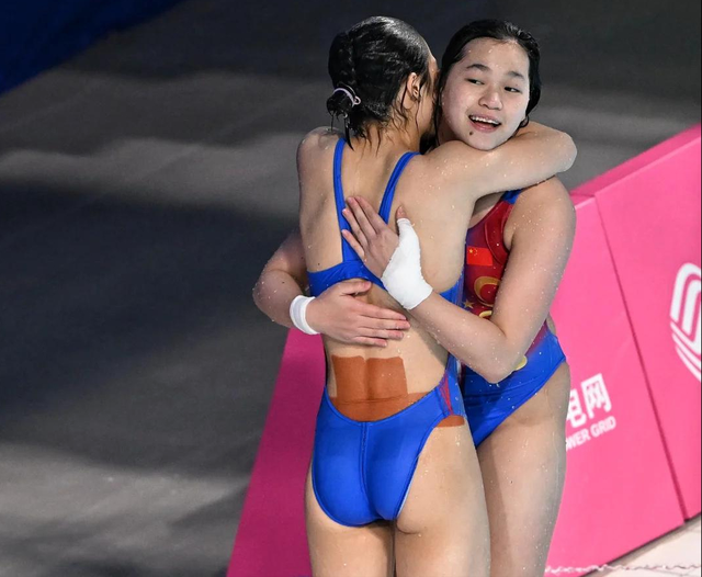 跳水界再出黑马！王伟莹勇夺单人冠，采访意外透露全红婵真实状态