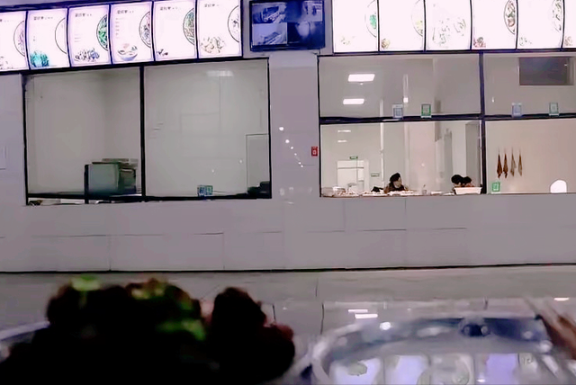 北京下了死命令，在27年底前，所有中小学必须撤离“校外配餐”	，