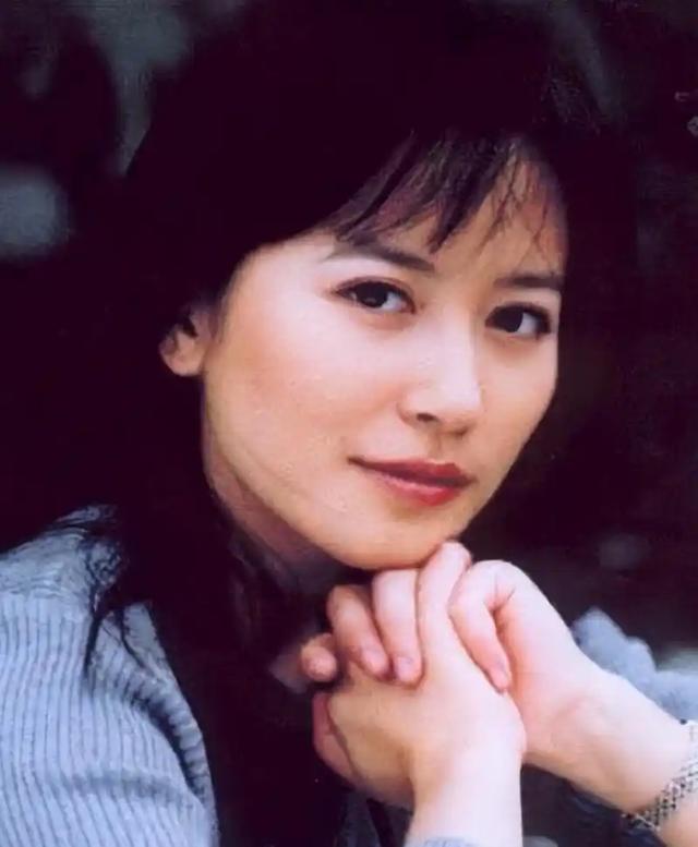 至今未婚未育，身边却有男人陪了近20年！54岁的她才是人间通透