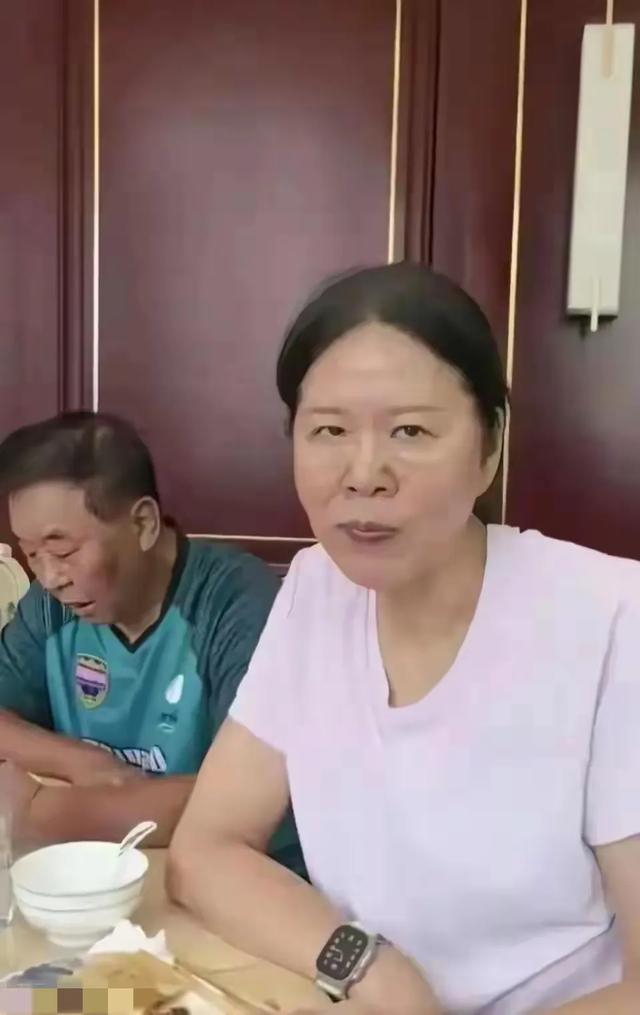 我的天呐！郎平咋突然变成这样了，模样变化好大 真是认不出来了！
