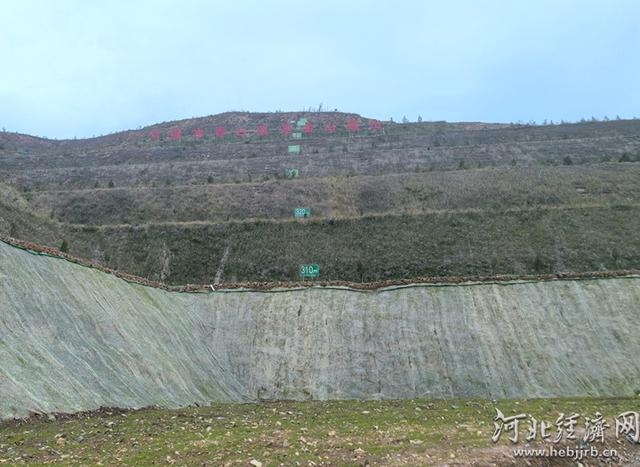 边采边治筑绿屏 公园嵌在矿区里