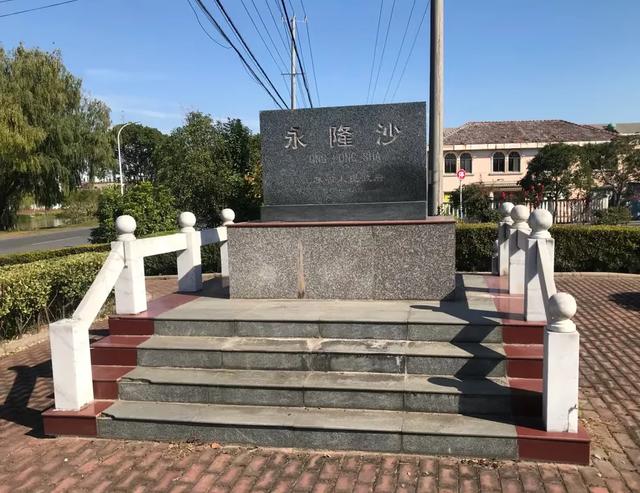 上海崇明岛北部还有一小块属于江苏,是永隆沙和兴隆沙,属于南通