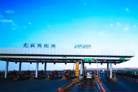 货车拉两吨水果走绿通被拦，网友:老百姓够难了！为啥还刁难图片