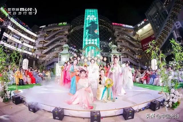 开学季光谷送上大礼包：大学新生免费坐空轨、优惠看武网，还有特色市集、美食福利、数码折扣……包开心的！