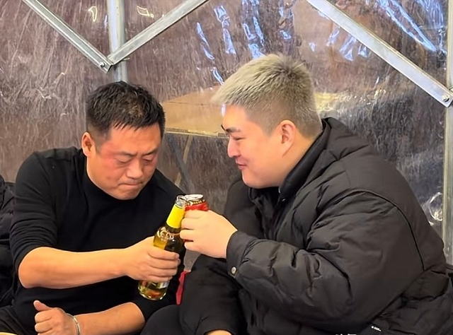 赵本山儿子请客吃砂锅，赵一楠染一头黄发，宋晓峰喝到脸泛红