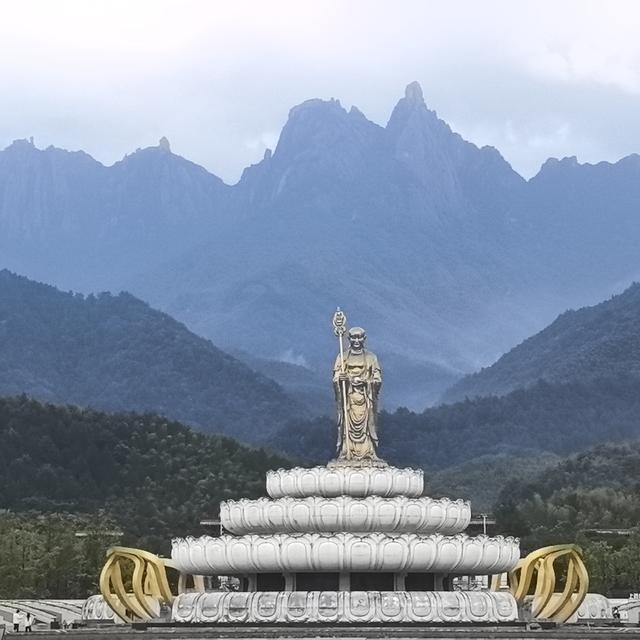 九华山是佛教名山地藏菩萨道场，景区很大，有自然景观与众多佛殿