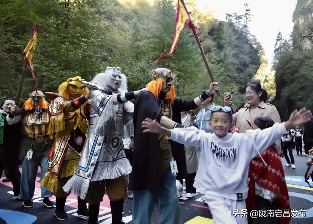 宕昌官鹅沟解锁流量密码！“小钻风”引爆山水景区新玩法