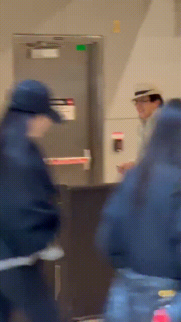 成龙主动招呼刘亦菲来合影，她穿紧身瑜伽裤三角区不明显，她很瘦