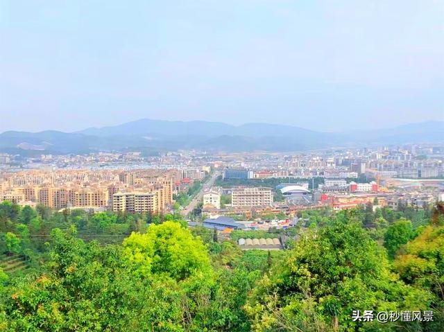 中国真正的冬暖夏凉天花板城市，很多人以为是昆明、大理和贵阳！