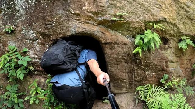 重庆大学城深山发现一排蛮子洞，内部有古人留下的文字和生活痕迹