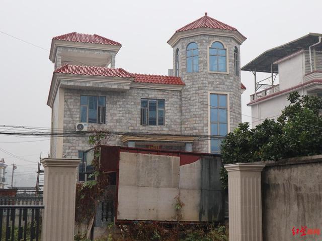 “网红被蛇咬放弃救治后失联”疑云：已被公安机关带走配合调查，有村民称他是“怪才”，是否系炒作有待结论