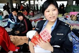2008年，汶川女警“揭衣露乳”哺育9婴，后连升四级，现况如何？图片